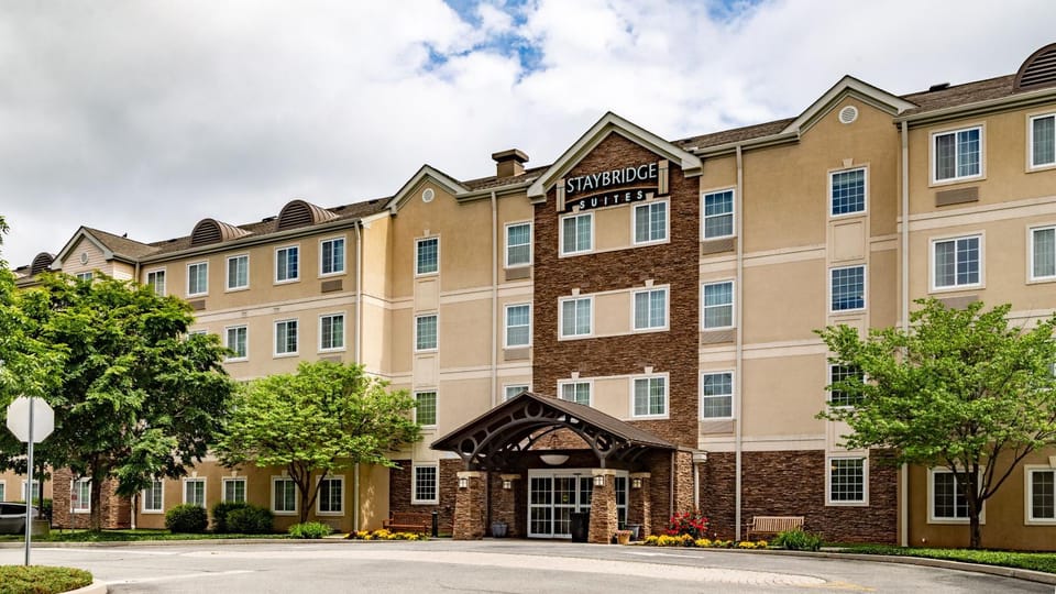 Property building, Day, View (from property/room), Parking, pet friendly