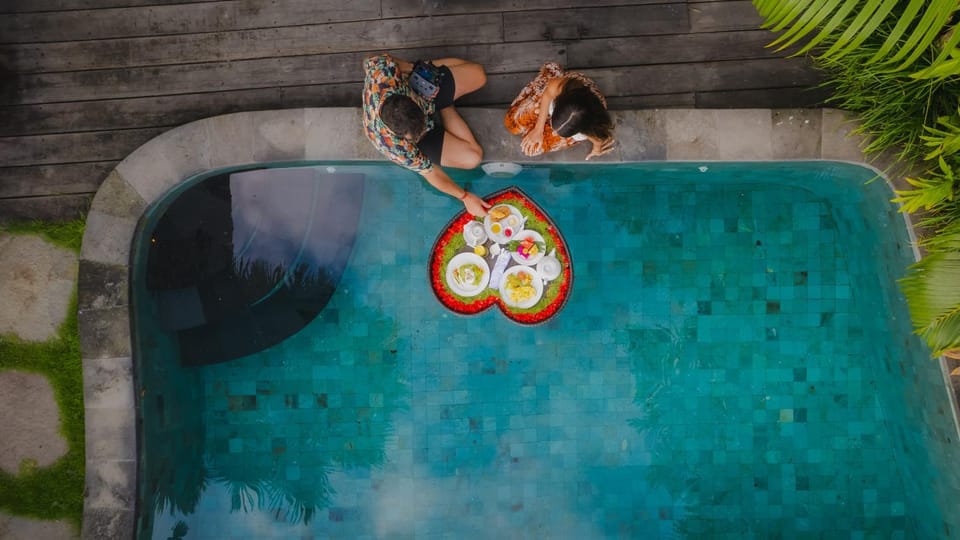 Swimming pool, Breakfast