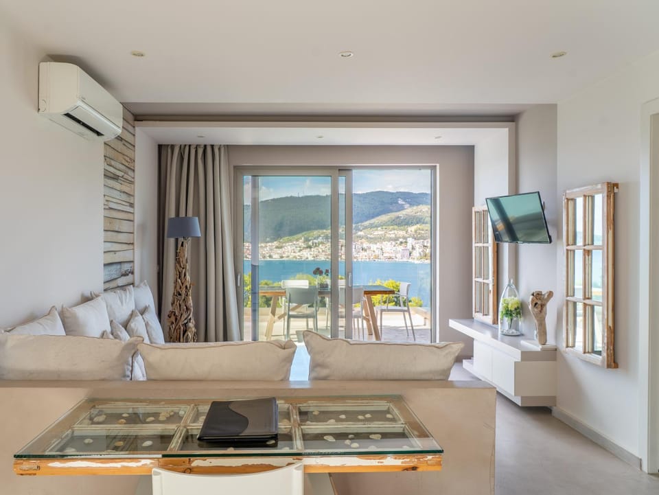 TV and multimedia, View (from property/room), Balcony/Terrace, Living room, Seating area, Sea view