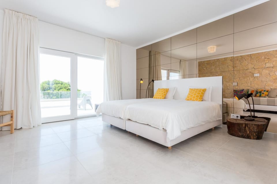 Balcony/Terrace, Photo of the whole room, Decorative detail, Bedroom, City view, Garden view, Landmark view, Sea view