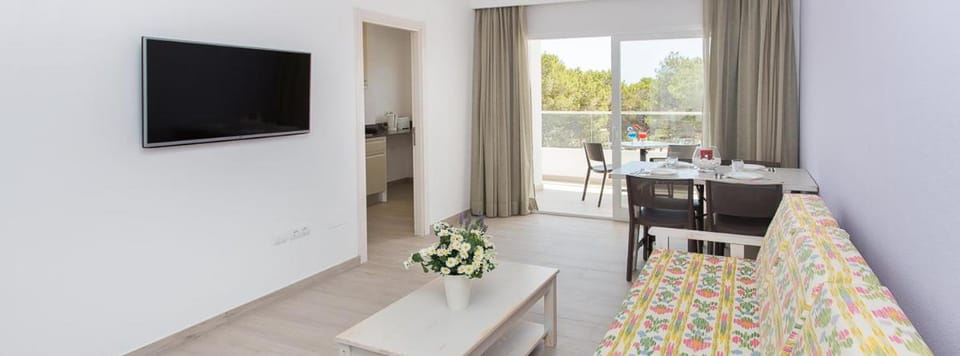 TV and multimedia, Living room, Seating area, Dining area