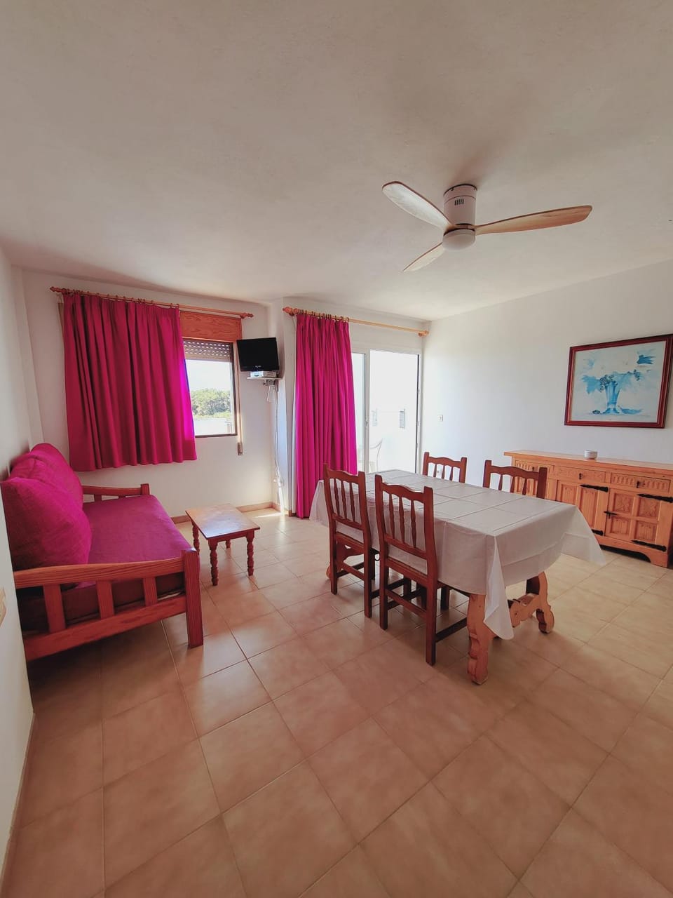 Bed, TV and multimedia, Living room, Photo of the whole room, Seating area, Dining area, Bedroom, fireplace