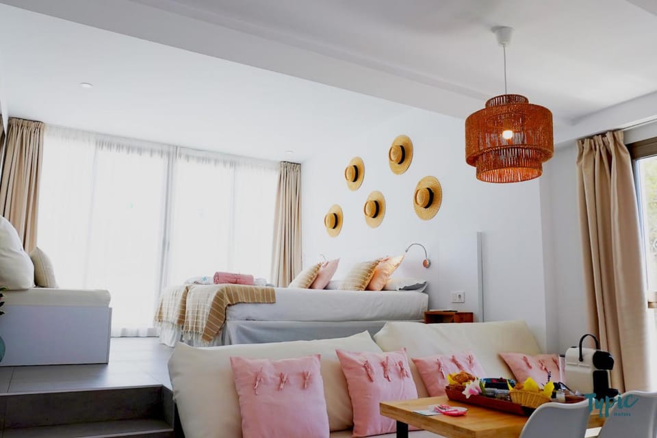 Bed, Living room, Food and drinks, Photo of the whole room, Dining area, Bedroom
