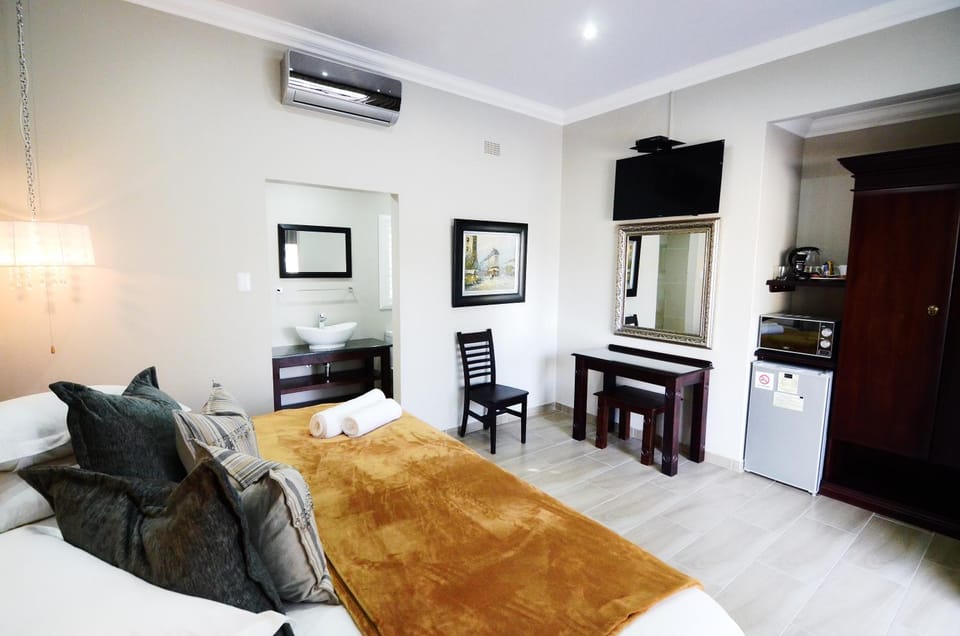 Bed, TV and multimedia, Kitchen or kitchenette, Photo of the whole room, Seating area, Bedroom, air conditioner
