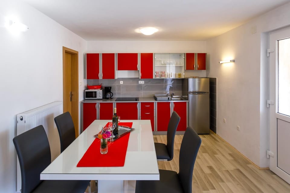 Coffee/tea facilities, Kitchen or kitchenette, Dining area
