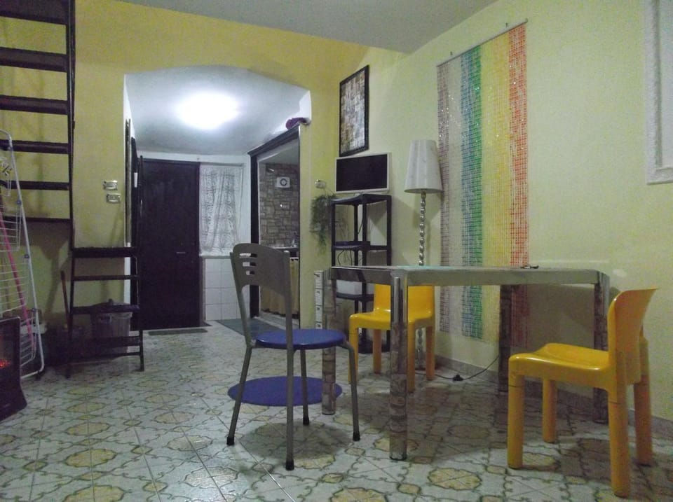 Monolocale fronte strada Napoli centro storico House in Naples