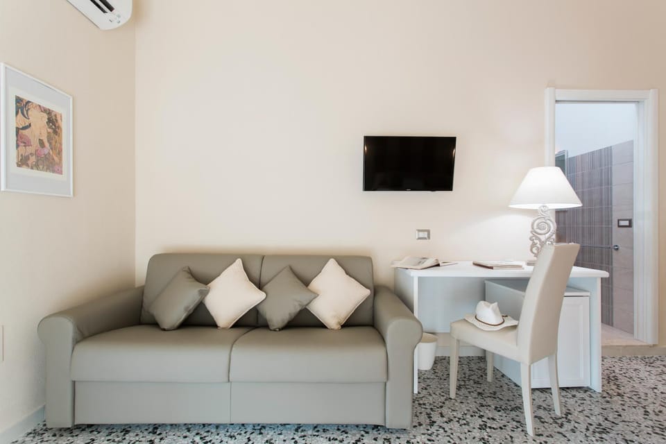 Bed, Day, TV and multimedia, Bedroom