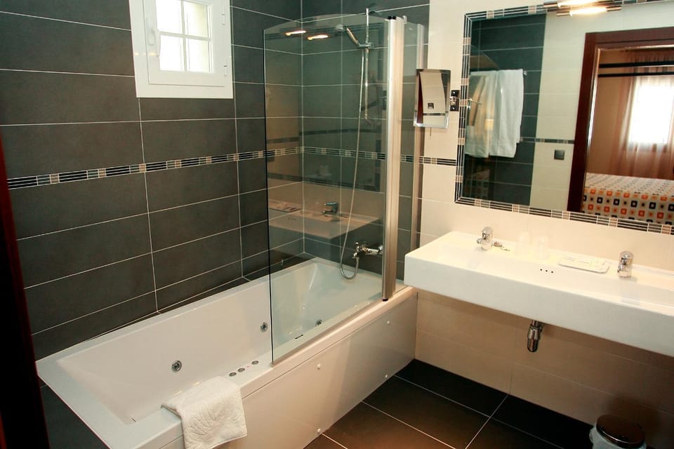 Hot Tub, Bathroom, Decorative detail