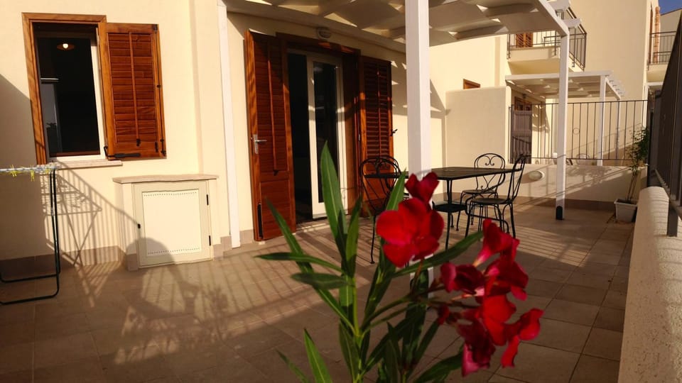 Facade/entrance, Food close-up, Food close-up, Natural landscape, Garden, Balcony/Terrace, Decorative detail, Floor plan, Beach, Beach, Shopping Area, Alcoholic drinks, Alcoholic drinks, Non alcoholic drinks, Non alcoholic drinks, Family, Family