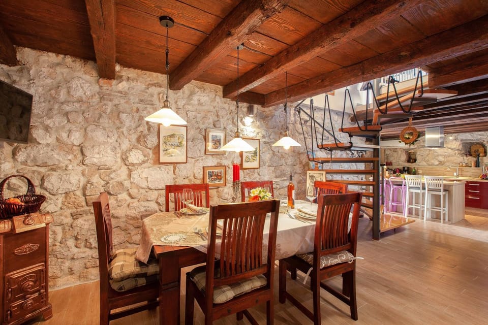 Restaurant/places to eat, Communal lounge/ TV room, Kitchen or kitchenette, Living room, Food and drinks, Banquet/Function facilities, Seating area, Dining area, Food