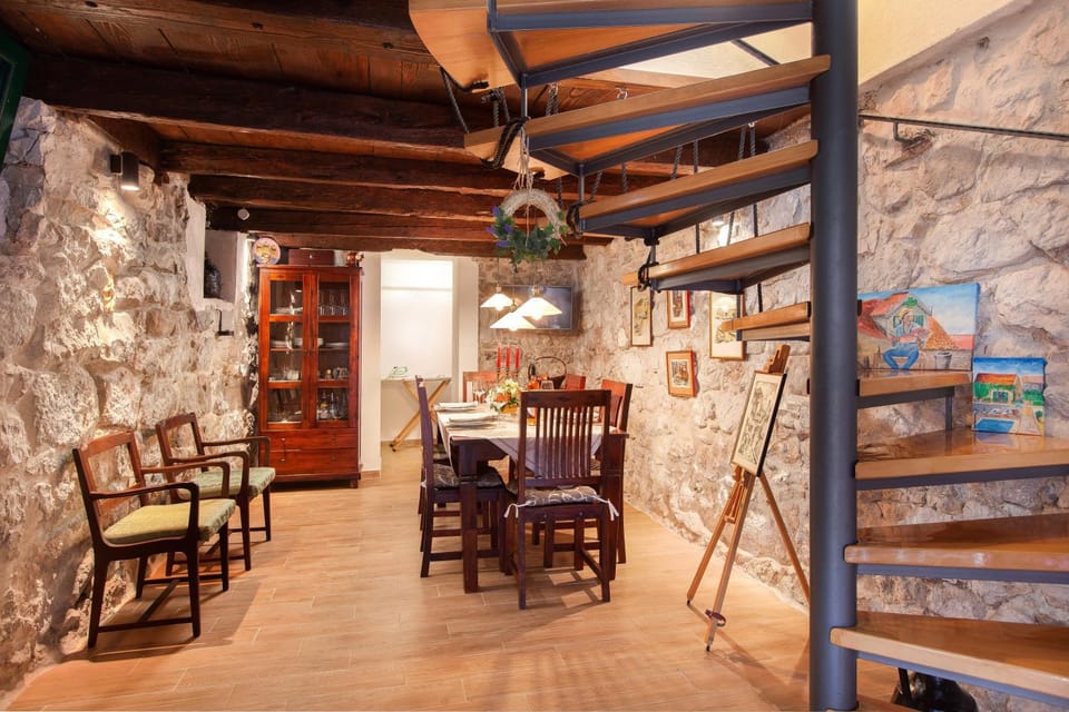 Living room, Seating area, Dining area, Italian breakfast, Lunch, Dinner, Alcoholic drinks, Non alcoholic drinks