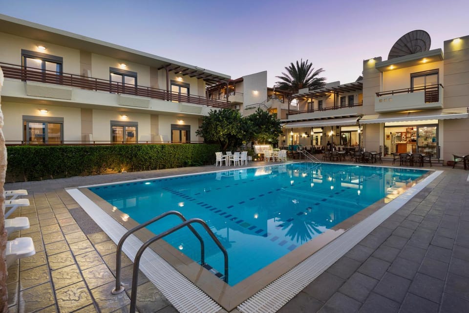 Property building, Patio, Restaurant/places to eat, Day, View (from property/room), View (from property/room), Pool view, Pool view, Swimming pool, Breakfast, sunbed