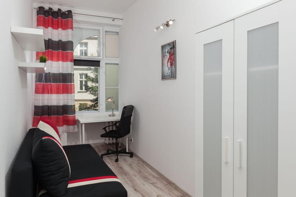 Bed, Photo of the whole room, Seating area, Bedroom, hair dresser