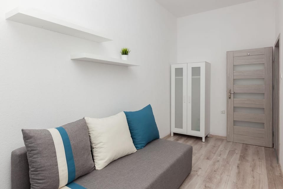 Bed, Photo of the whole room, Seating area, Bedroom, hair dresser