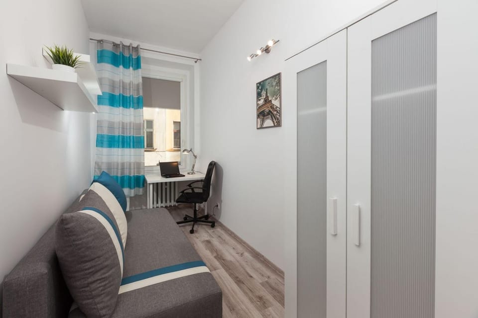 Bed, Photo of the whole room, Seating area, Bedroom, hair dresser