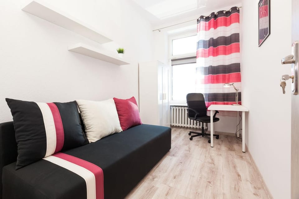 Bed, Photo of the whole room, Seating area, Bedroom, hair dresser