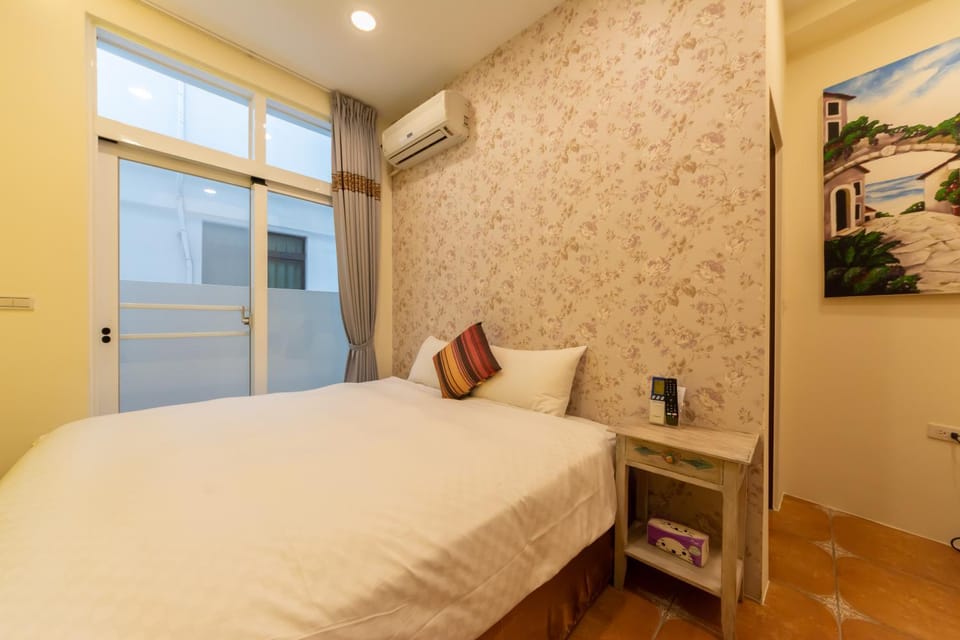 Bed, air conditioner