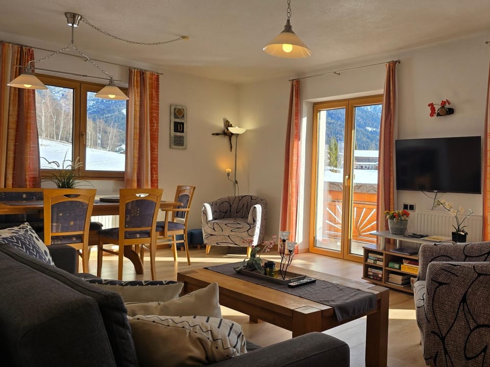 Communal lounge/ TV room, TV and multimedia, Seating area