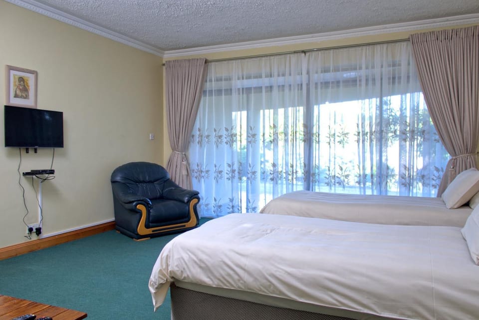Bed, TV and multimedia, Evening entertainment, Bedroom