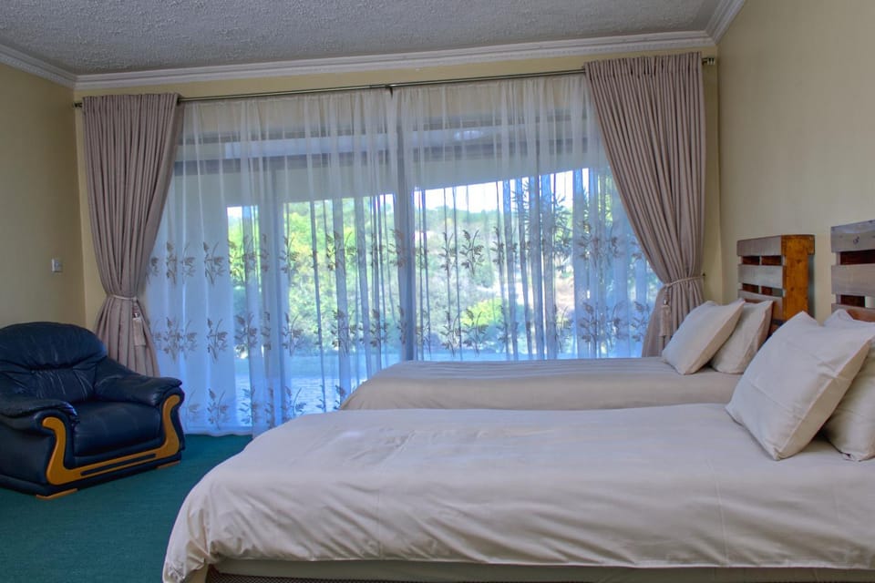 Bed, Photo of the whole room, Seating area, Bedroom