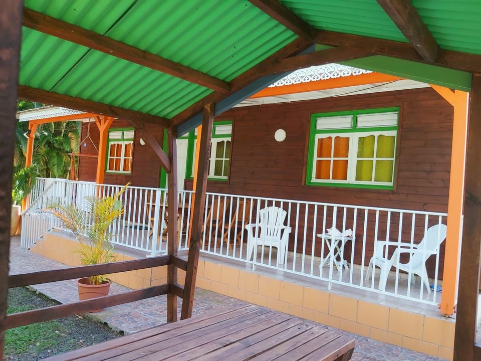 Property building, Patio, Facade/entrance, Balcony/Terrace