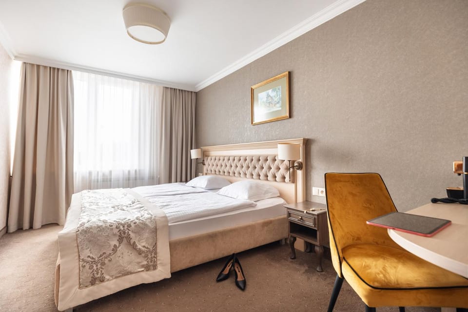 Bed, Photo of the whole room, Seating area, Bedroom