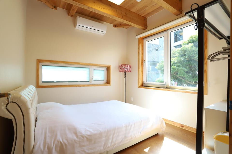Bed, air conditioner