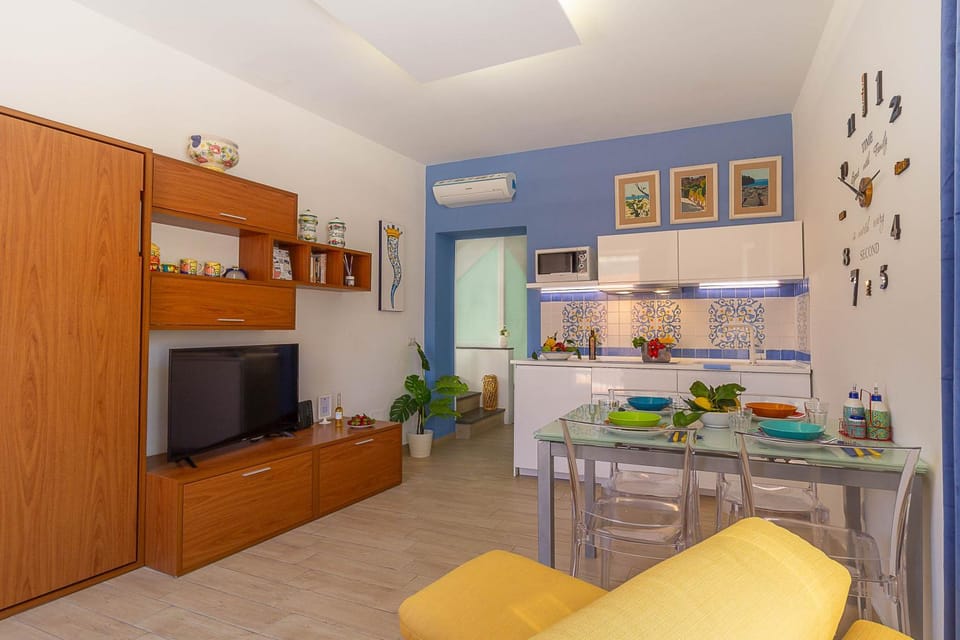 Kitchen or kitchenette, Living room, Seating area