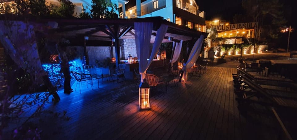 Hot Tub, Lounge or bar