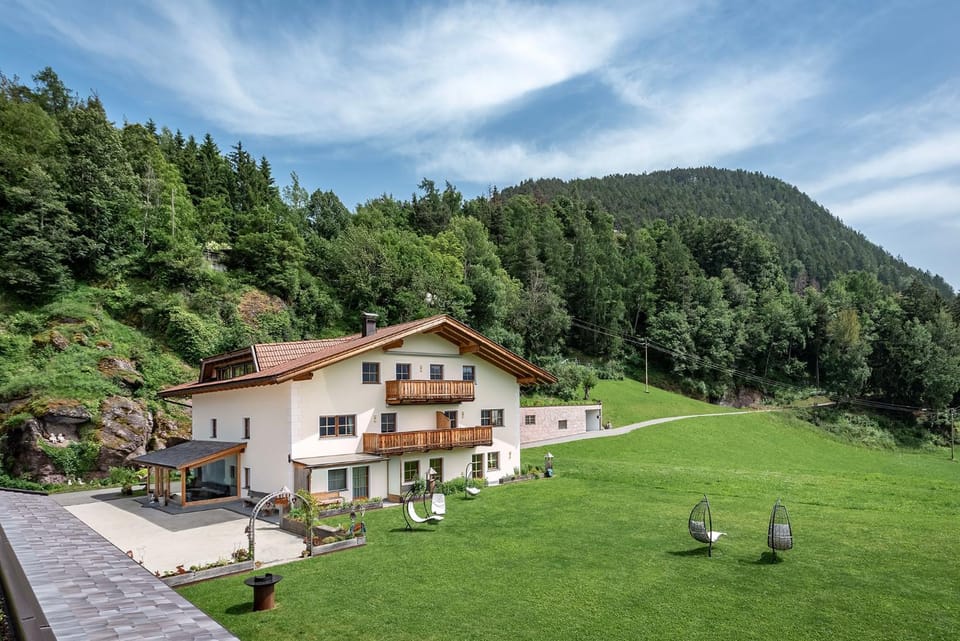 Property building, Restaurant/places to eat, Balcony/Terrace