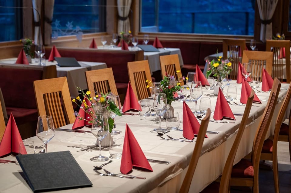 Restaurant/places to eat, Lounge or bar, Banquet/Function facilities