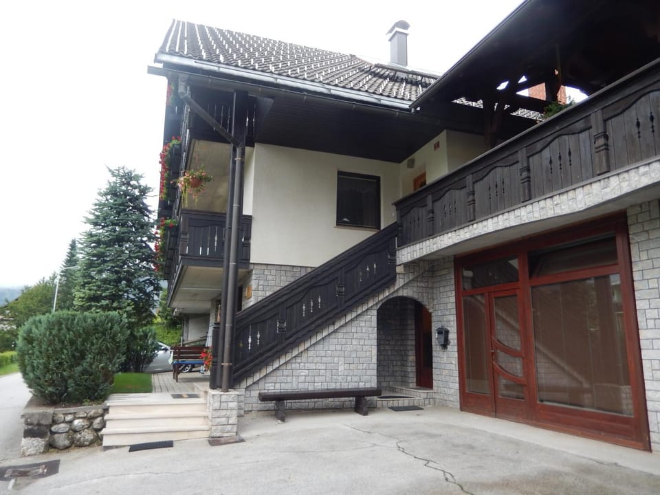 Facade/entrance