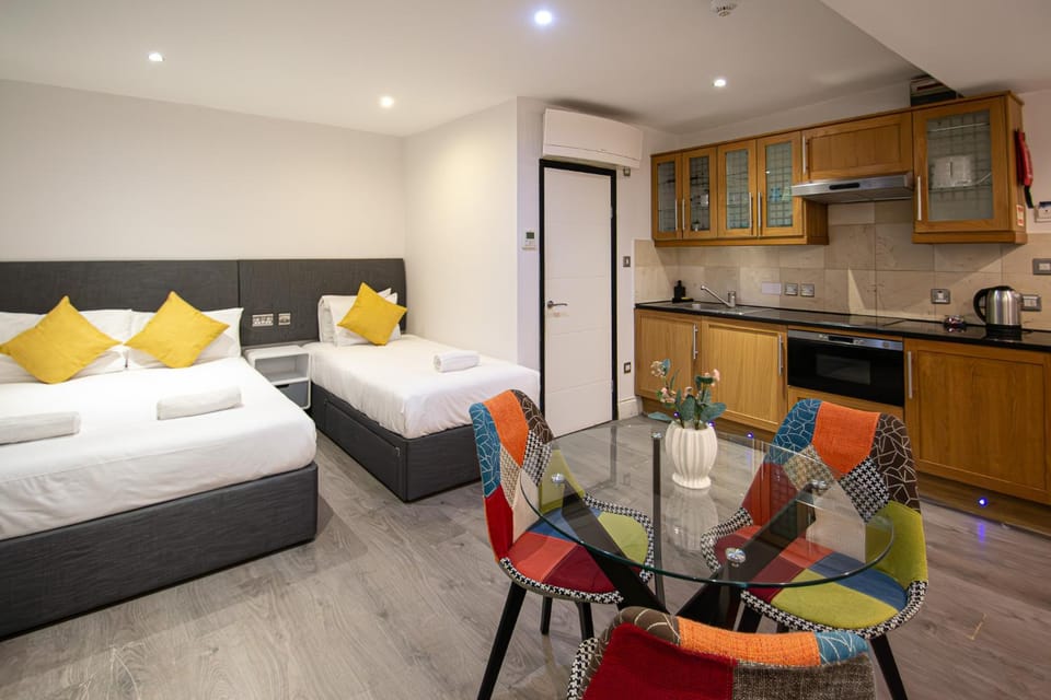 Bed, Kitchen or kitchenette, Dining area