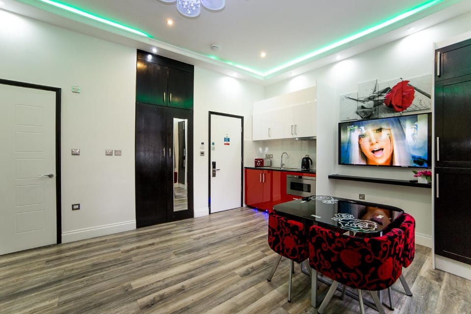 Coffee/tea facilities, Kitchen or kitchenette, Living room, Seating area