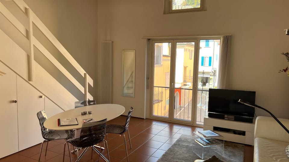 TV and multimedia, View (from property/room), Living room, Dining area, City view
