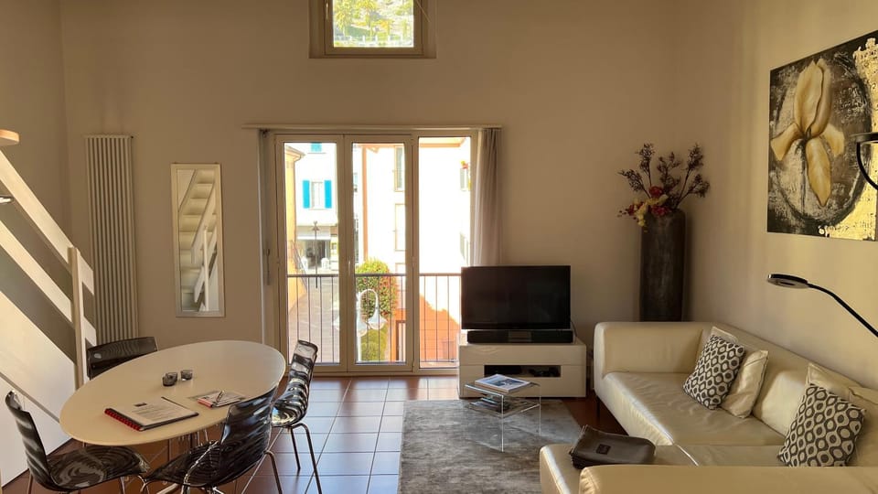 TV and multimedia, Living room, Seating area, Dining area
