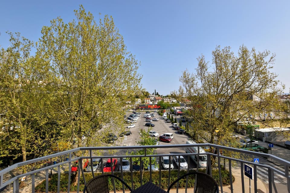 Balcony/Terrace, Balcony/Terrace, City view, Street view