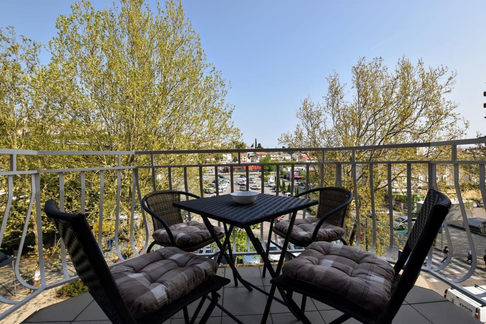 Balcony/Terrace, Seating area, City view, Street view