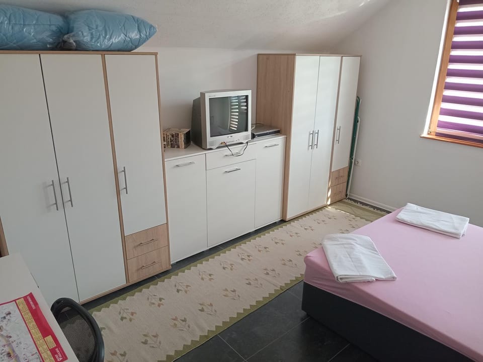 Bed, TV and multimedia, Photo of the whole room, Bedroom, towels, wardrobe
