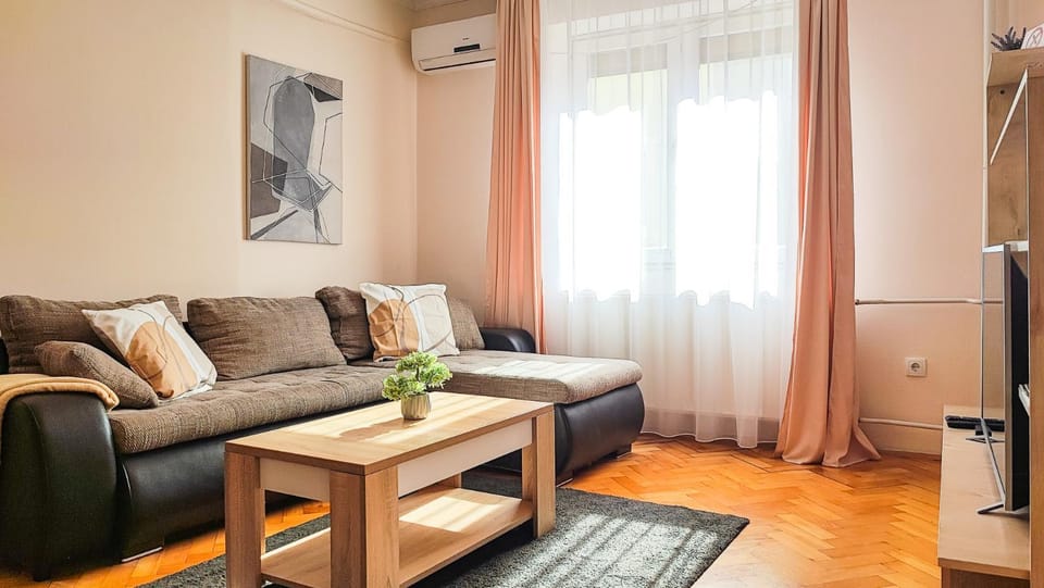 TV and multimedia, Living room, Seating area, air conditioner