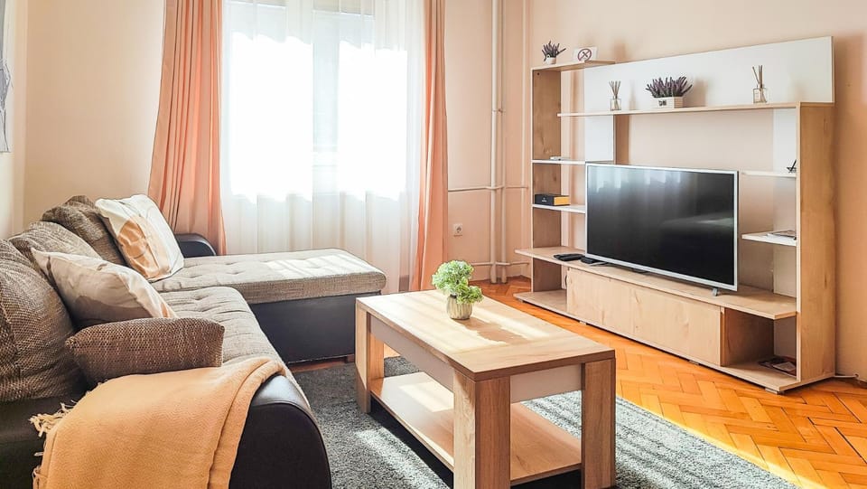 TV and multimedia, Living room, Seating area, Evening entertainment