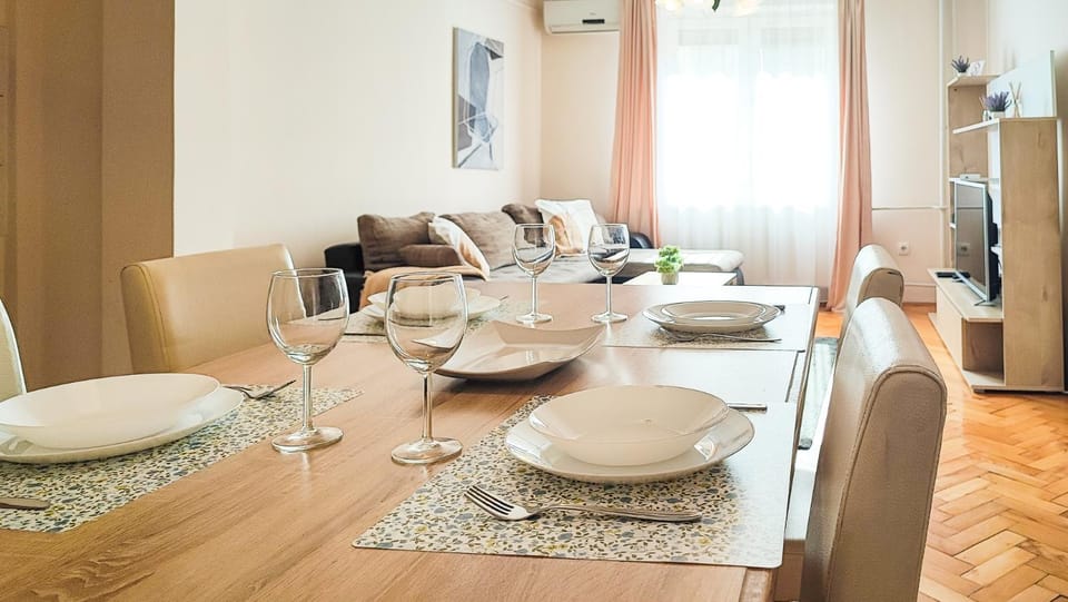TV and multimedia, Living room, Seating area, Dining area