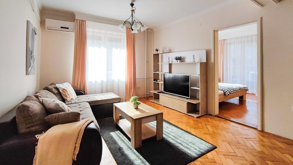 TV and multimedia, Living room, Photo of the whole room, Seating area, Evening entertainment, air conditioner