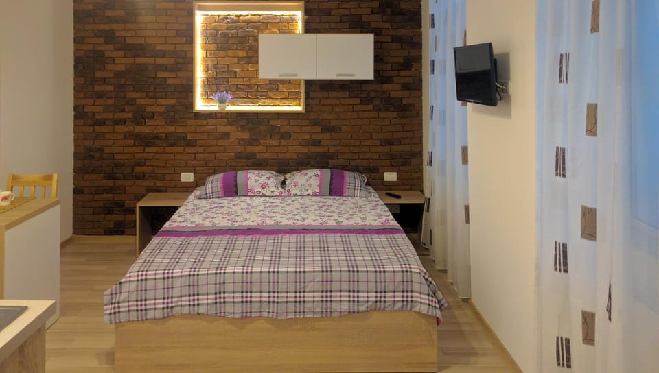 Bed, Night, Summer, Photo of the whole room, Decorative detail, On site, Family