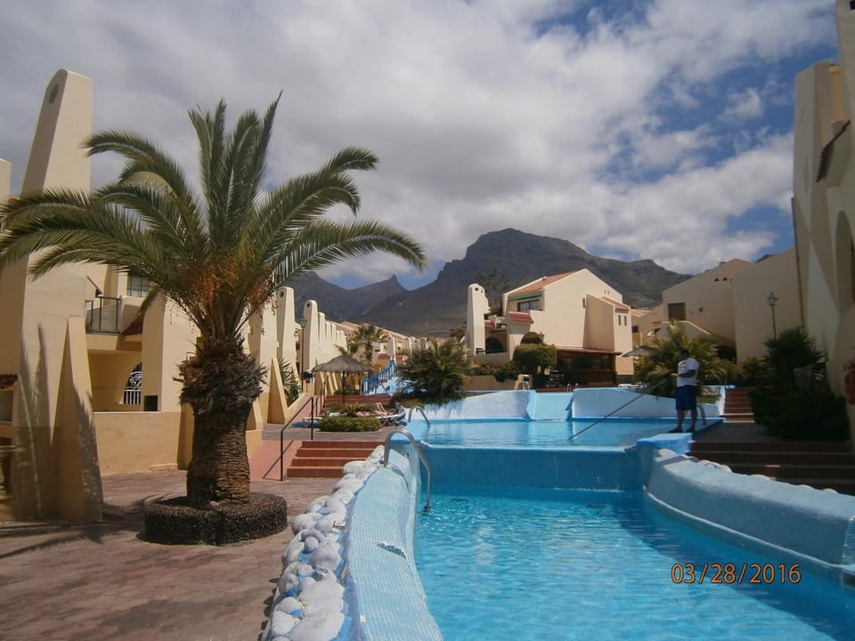 Day, Swimming pool
