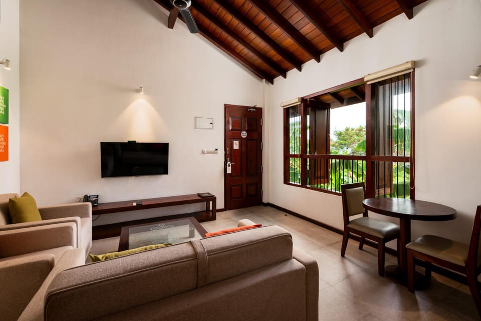 Communal lounge/ TV room, Living room, Seating area, Evening entertainment