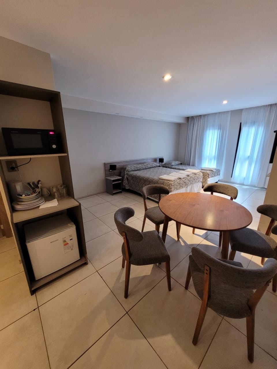 Kitchen or kitchenette, minibar