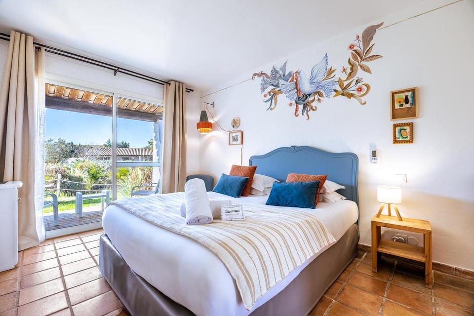 Bed, View (from property/room), Balcony/Terrace, Photo of the whole room, Bedroom