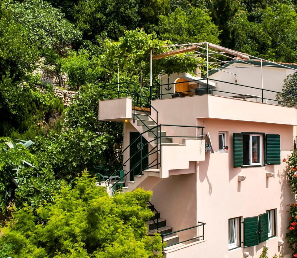 Facade/entrance, BBQ facilities, Balcony/Terrace