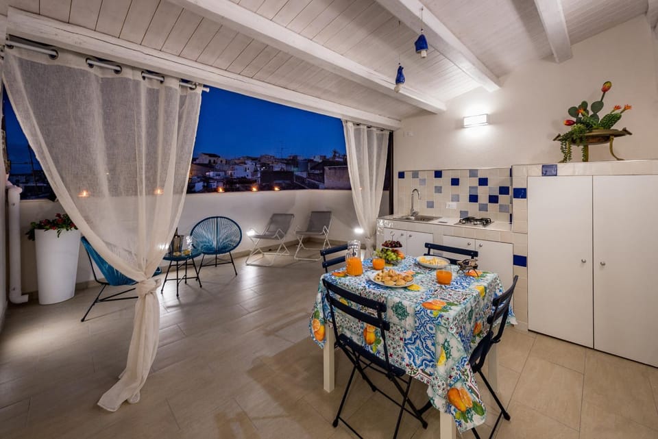 BBQ facilities, Balcony/Terrace, Balcony/Terrace, Kitchen or kitchenette, Dining area, City view, Mountain view, Sea view, Street view